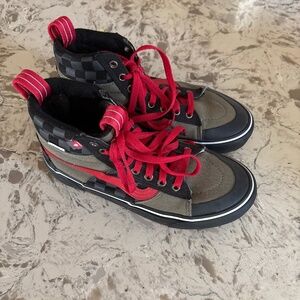 Van’s SK8-Hi Mte Sneakers Red Army Green Black Men’s 7 Women’s 8.5